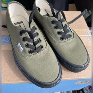 NEW Men’s size 4 Vans Customs
